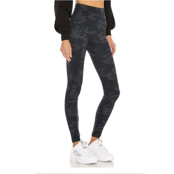 Spanx Look At Me Now Seamless Leggings in Black Camo Size Small - Picture 2 of 9